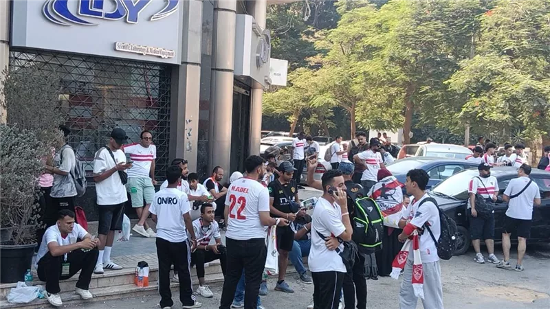صور.. جماهير الزمالك في ميت عقبة استعدادًا للزحف للإسماعيلية لحضور موقعة مودرن