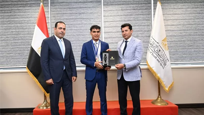 وزير الرياضة يلتقي بطل الكيك بوكس محمد راتب بعد اختياره لتمثيل المنتخب