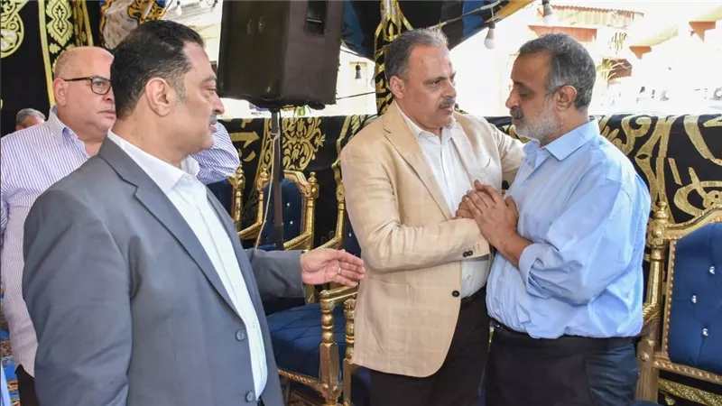 محافظ الشرقية يؤدي العزاء لأسر ضحايا إنهيار عقار شارع مولد النبي بالزقازيق