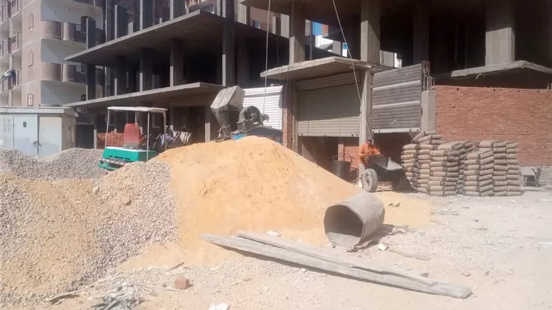 إيقاف أعمال بناء مخالفة وإزالة إشغالات في حي عتاقة بالسويس
