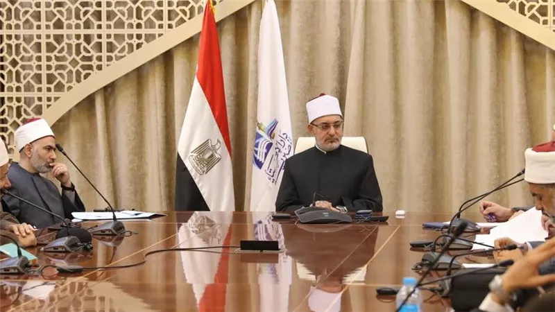 مفتي الجمهورية يعقد اجتماعًا بأمناء الفتوى والباحثين بدار الإفتاء