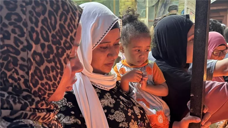 «بيولعوا الشمع».. المسلمات يشاركن الأقباط احتفالاتهم بذكرى «صعود العذراء»