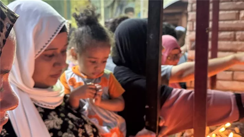 جايين والشمع في إيديهم.. توافد أهالي قنا للاحتفال بصعود جسد السيدة مريم