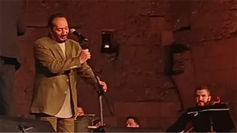 فيديو متداول لـ علي الحجار مع معجبة يثير الجدل.. وتباين في الآراء 