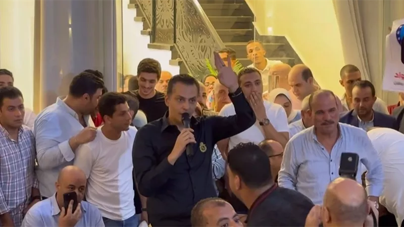من مسقط رأسه بالشرقية.. أحمد عبدالجواد يلتقي أهالي منيا القمح ومحبيه (فيديو)