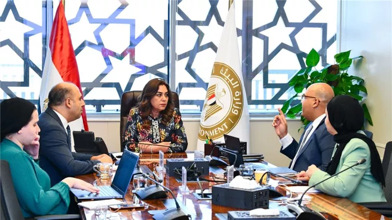  وزيرة البيئة تستعرض جهود البرنامج الوطني لادارة المخلفات الصلبة