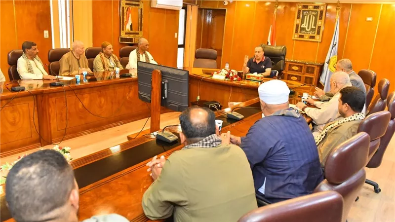 محافظ أسيوط يلتقي المزارعين لمناقشة الاستفادة من الأراضي الصحراوية 