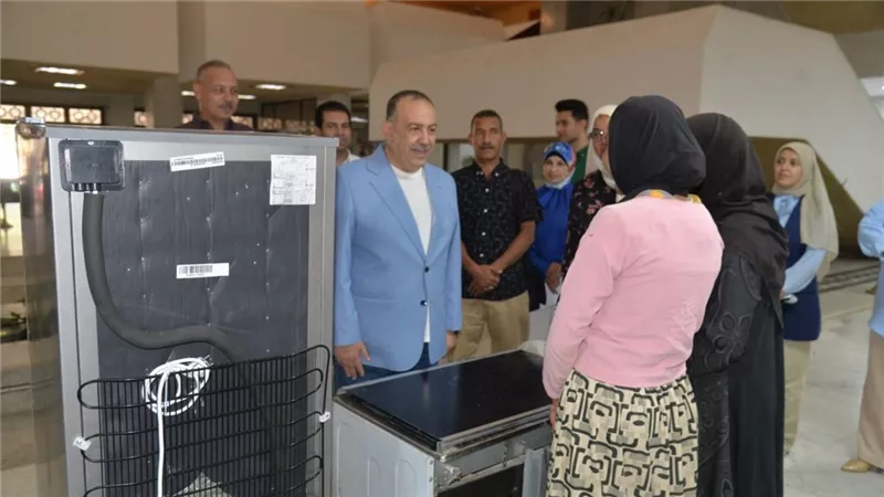 محافظ أسيوط يسلم جهاز عروسة لابنة إحدى المستفيدات من مشروعات تمكين المرأة  