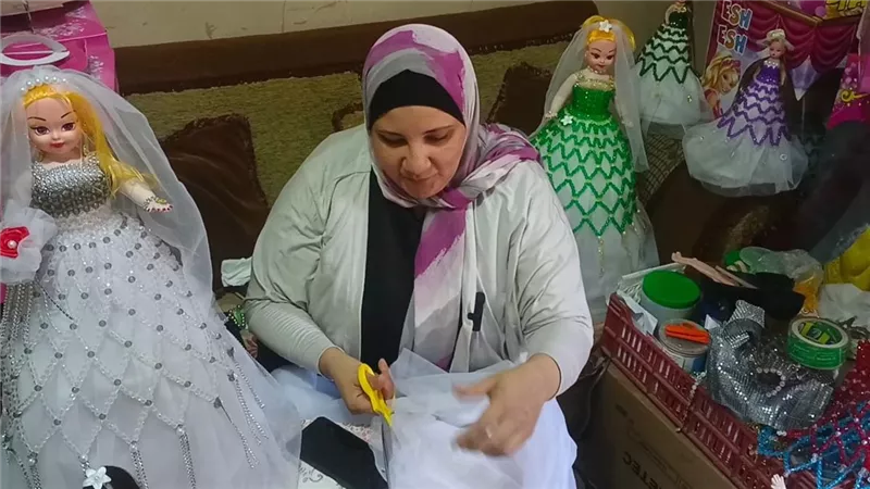 زوجها كلمة السر.. يسرا من المنوفية تبدع فى صناعة عرائس المولد