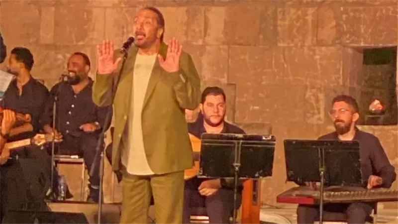 طريق صلاح سالم كان واقف.. علي الحجار يمازح جمهوره في مهرجان القلعة