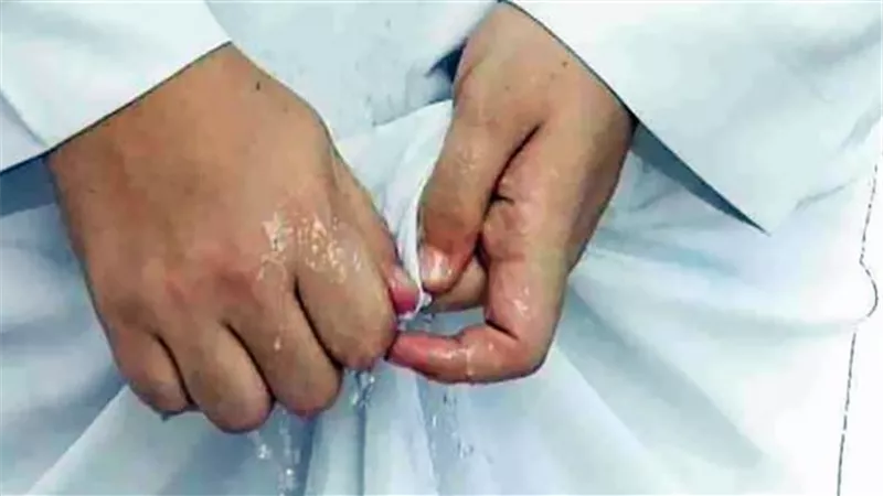 حكم صلاة المصلّي إذا أصاب ثوبه أو بدنه نجاسة مجهولة.. الإفتاء توضح