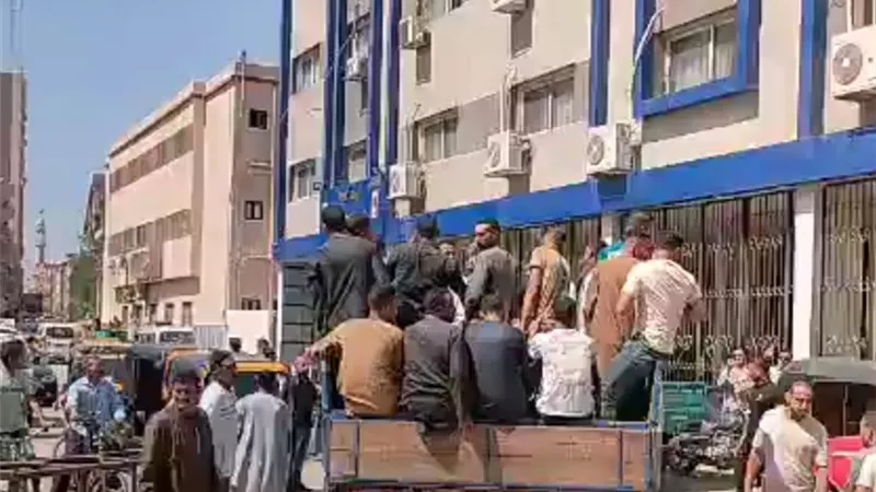 3 نعوش في وقت واحد.. تشييع جثامين أب ونجليه ضحايا عقار سوهاج المنهار