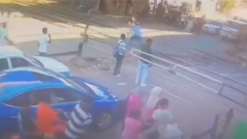 شجاعة المصريين.. عامل مزلقان ينقذ شابًا من دهس القطار في بني سويف
