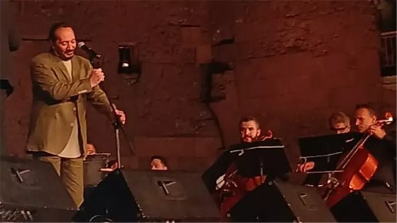على أنغام بوابة الحلواني .. توزيع أعلام مصر في حفل علي الحجار بالقلعة
