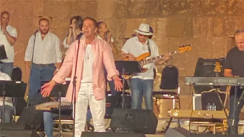 بأغنية زي ما هي حبها .. مدحت صالح يشعل حفله في مهرجان القلعة|صور