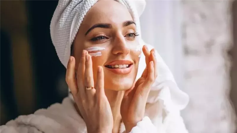 أفضل طرق العناية اليومية بالبشرة لنضارة وإشراقة دائمة 
