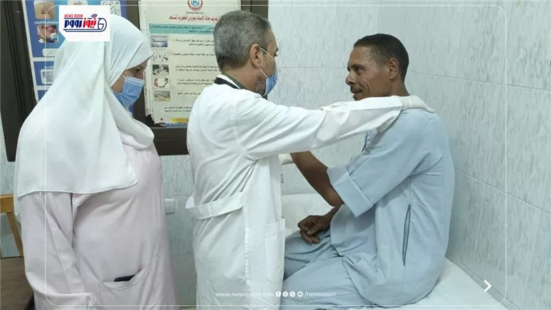 صحة المنيا تقدم الكشف الطبي لـ 1050 مواطنًا بقرية عزاقة بالمجان