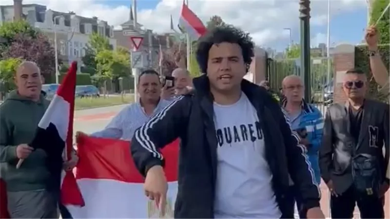 وقفة أسود.. المصريون في هولندا يواجهون تخريب الإخوان أمام سفارتهم