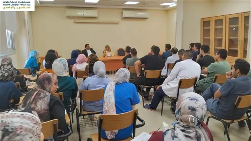 اجتماع موسّع بمستشفيات جامعة حلوان لدعم الأطباء المقيمين وتطوير بيئة العمل 
