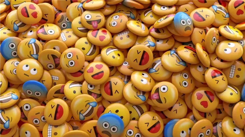 حكم استخدام الوجوه التعبيرية «الإيموجي» في المحادثات الإلكترونية؟ الإفتاء تجيب