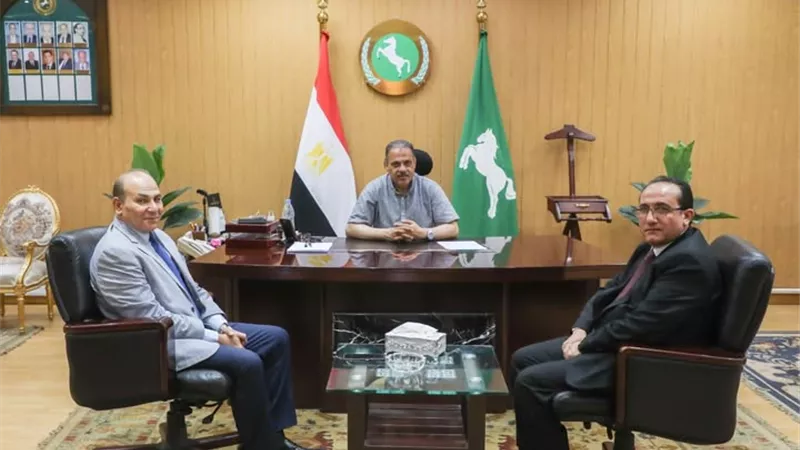 محافظ الشرقية يستقبل مدير الطب البيطري الجديد ويشيد بخطط التطوير