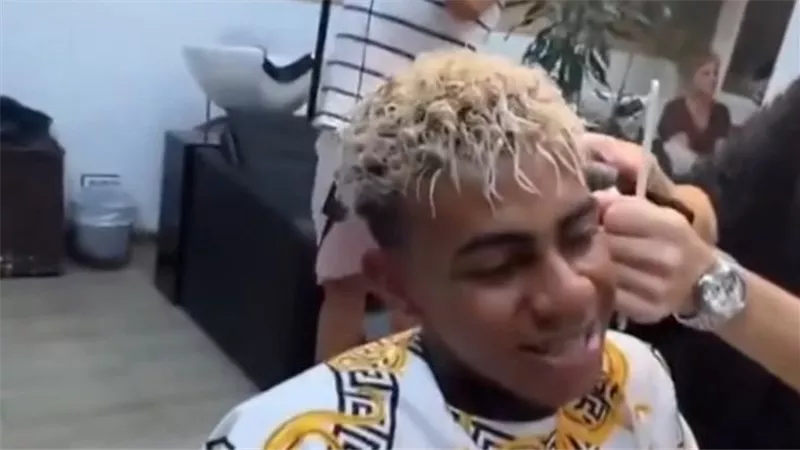 نيولوك جديد وجريء.. اللاعب لامين يامال يعتني بنفسه 