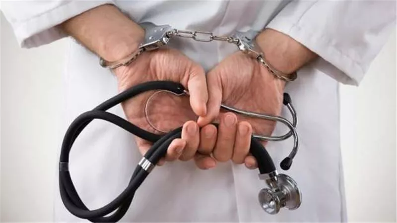 الإهمال الطبي خطأ لايغفر.. تعرف علي عقوبة الإهمال الطبي 