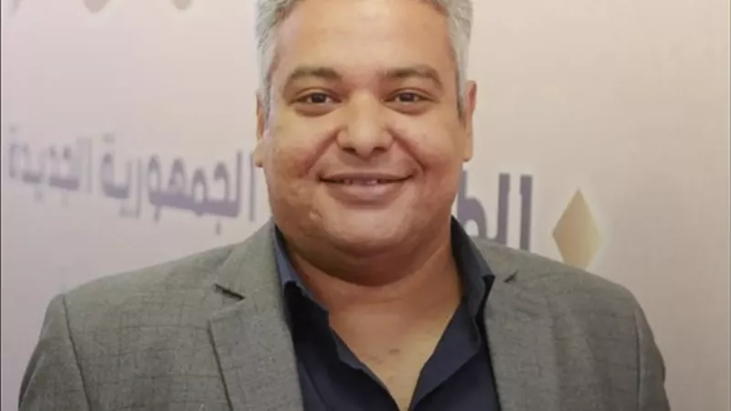 بعد سنوات من الخلاف.. الكاتب سامح فايز يعتذر لصاحب دار عصير الكتب