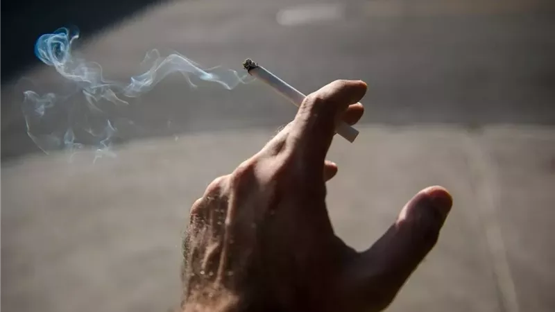التدخين قبل النوم يهدد جودة نومك.. أطباء يحذرون من «سيجارة المساء»