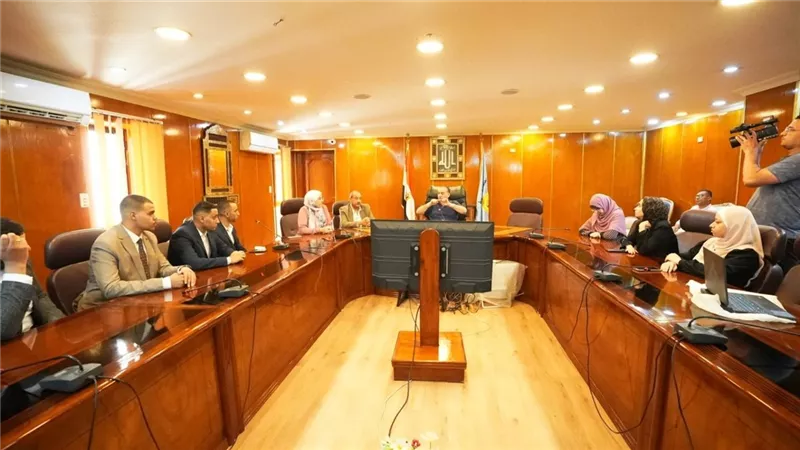 محافظ أسيوط يلتقي خريجي كلية الهندسة ويؤكد دعمه لتحويل ابتكاراتهم إلى مشروعات 