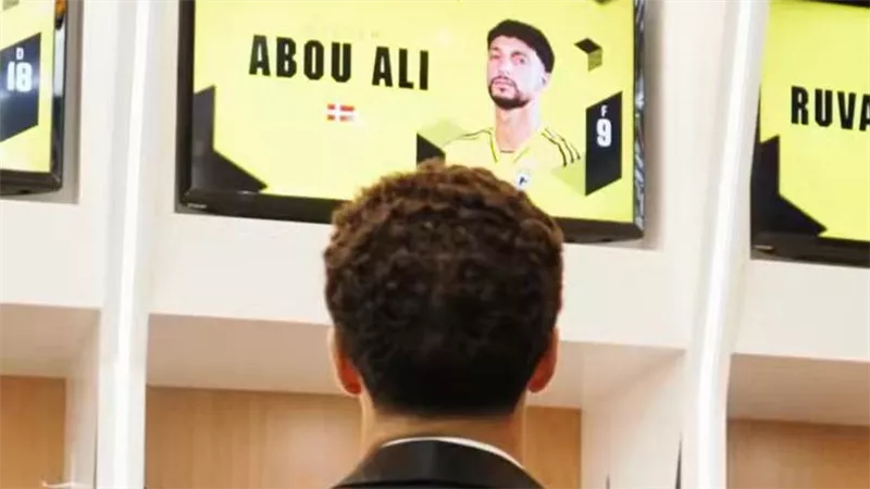 علم الدنمارك يزين دولاب وسام أبو علي في نادي كولومبوس كرو الأمريكي