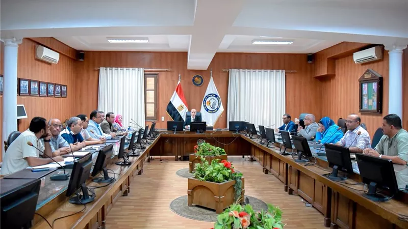 رئيس جامعة بني سويف يرأس عددا من الاجتماعات استعدادا للعام الجديد