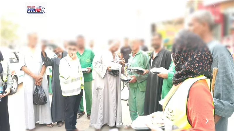 شباب ملوي يطلقون مبادرة إنسانية لتوزيع وجبات على عمال النظافة والعمالة اليومية