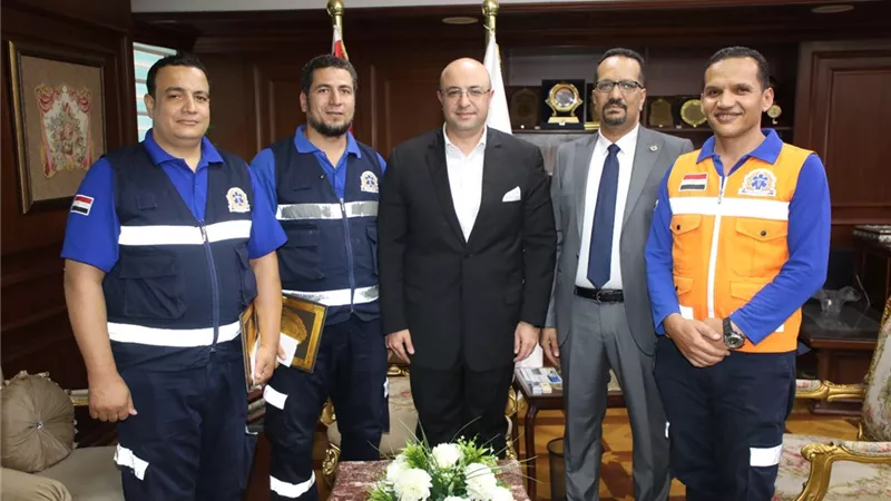 محافظ بني سويف يكرم ثنائي الإسعاف بعد إعادتهما مليون ونصف جنيه لأصحابها
