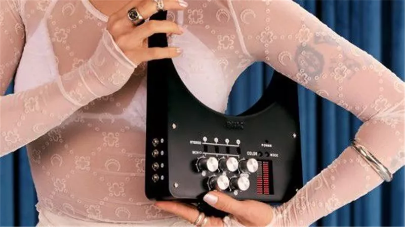 أستوديو نك بينتل يقدم معدات DJ مع حقائب واكسسوارات مبكترة 