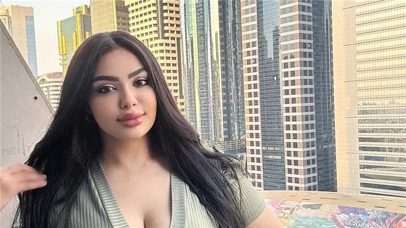خمرة مستوردة ودولارات ودراهم.. تفاصيل سقوط البلوجر نيرمين طارق في قبضة الأمن 