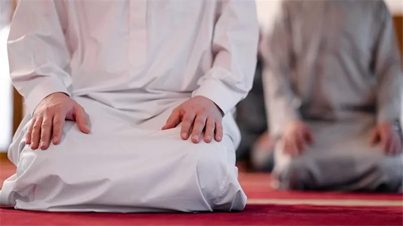 هل يجوز تأخير صلاة الوتر لآخر الليل وأداؤها في البيت؟ 