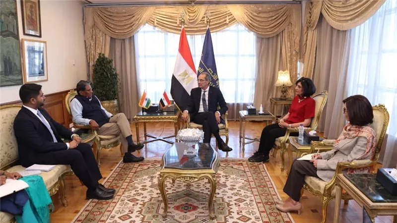  وزير الاتصالات يبحث مع سفير الهند بالقاهرة تعزيز التعاون فى مجالات التعهيد 
