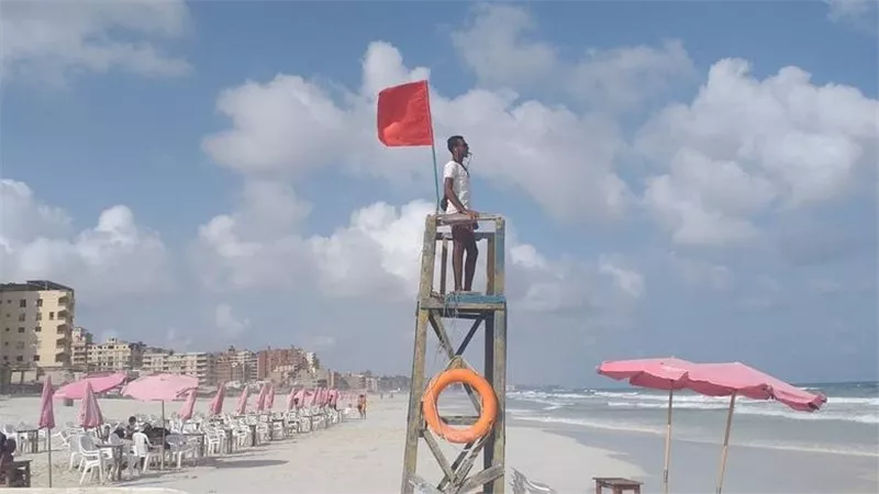 رفع الرايات الحمراء على شواطئ رأس البر.. وتحذيرات للمصطافين من نزول البحر