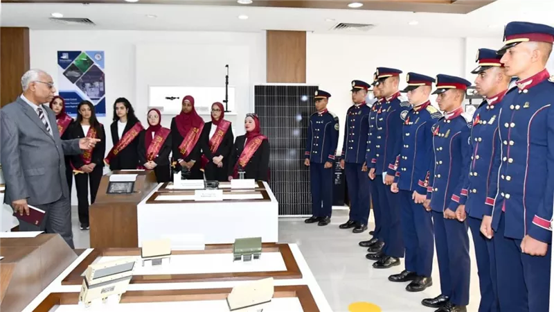 القوات المسلحة تنظم زيارة للطلاب والإعلاميين إلى الشركة العالمية للبصريات