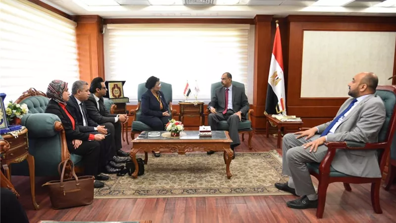نائب وزير الصحة تبحث مع محافظ سوهاج ملفات صحة الأم والطفل