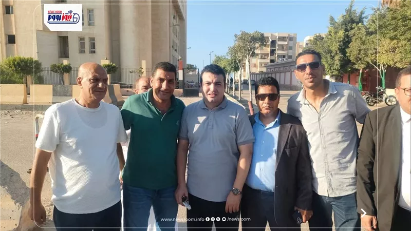 وسط زملائه وأقاربه.. الصورة الأولى للصحفي إسلام الراجحي عقب إخلاء سبيله 