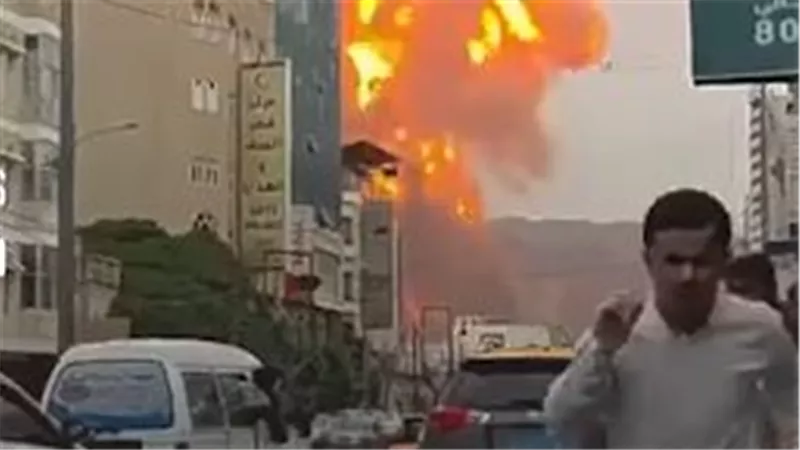 فيديو صادم يوثق هروب يمنيين من انفجار قذيفة إسرائيلية بمطار صنعاء