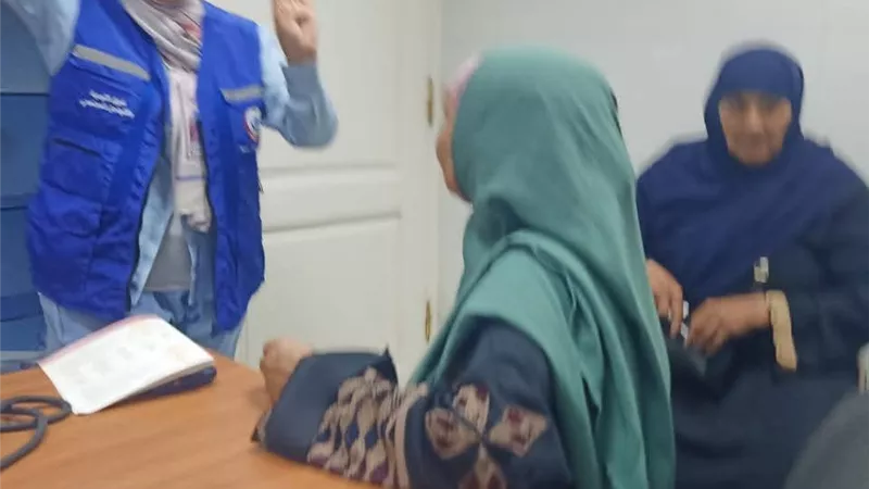 «100 يوم صحة» بالسويس تفحص المواطنين مجانًا للكشف المبكر عن الأمراض المزمنة