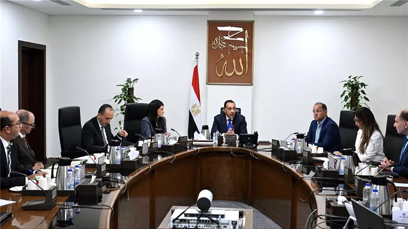 رئيس الوزراء يناقش زيادة الاعتمادات المالية المخصصة لصيانة المنشآت الحكومية