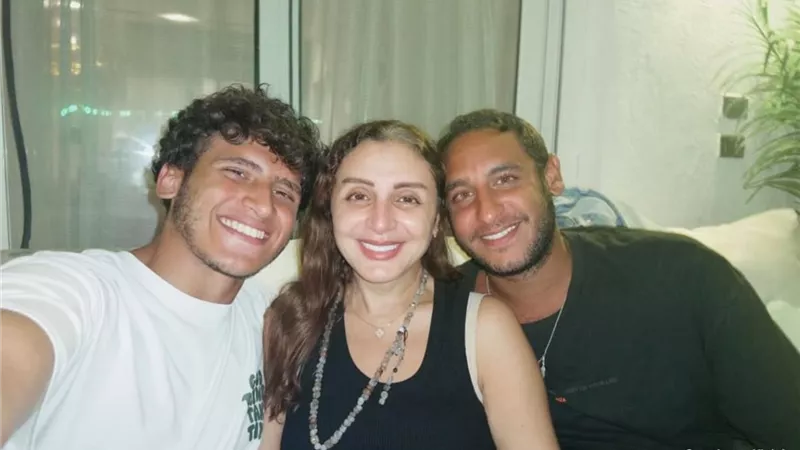 أول ظهور بعد عودتها من ألمانيا.. أنغام فى حضن أبناءها من بيتها بالساحل الشمالي
