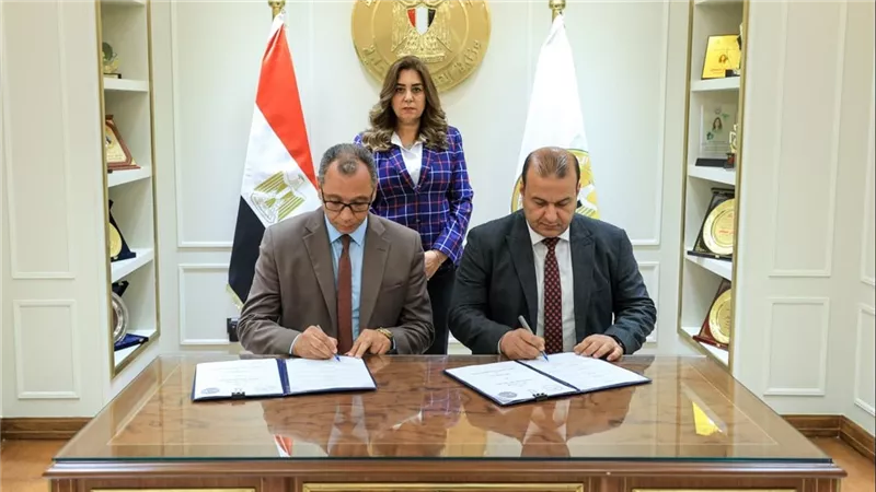 وزيرة التنمية المحلية تشهد مراسم توقيع عقد توريد مجزرين متنقلين لذبح الماشية
