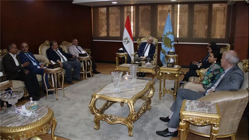 وزيرة البيئة بتحويل قش الأرز إلى أسمدة عضوية            
