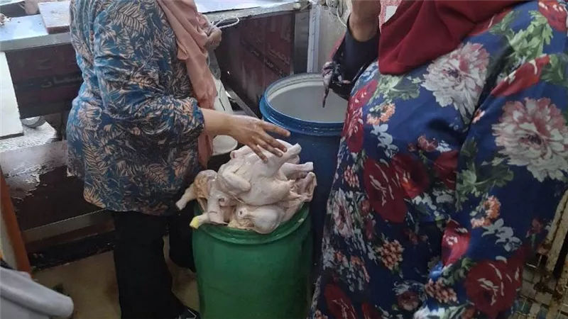ضبط وإعدام مواد غذائية مجهولة المصدر بالمنوفية وتحرير 44 محضر مخالفات 