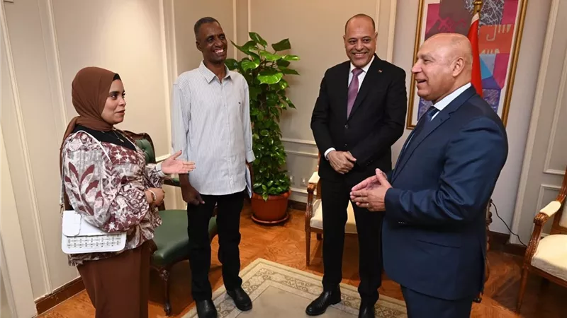 وزيرا النقل والعمل يكرمان عامل مزلقان السادات ببني سويف